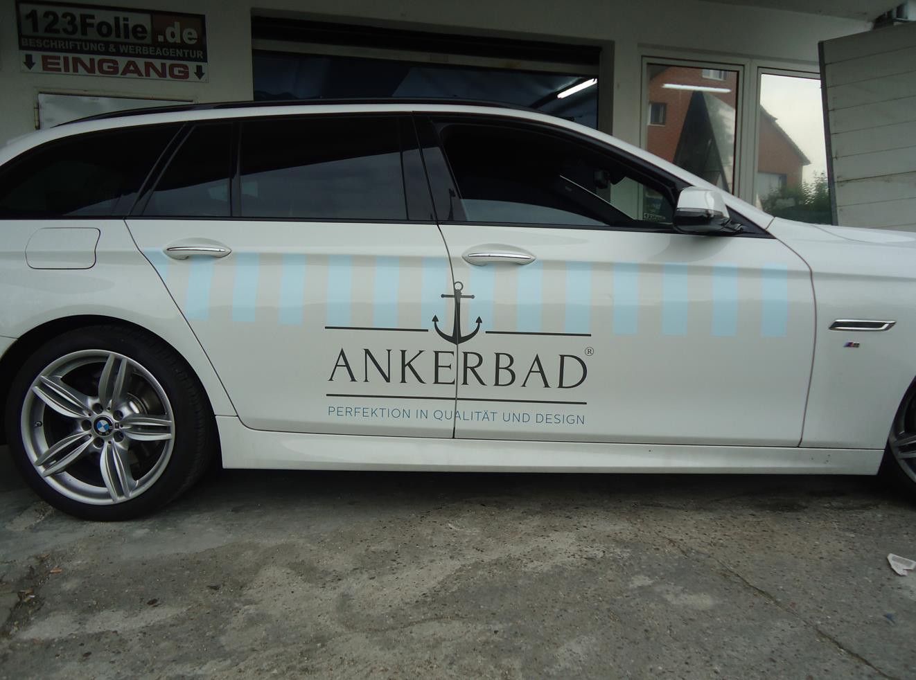 Fahrzeugbeschriftung mit dem Ankerbad Markendesign
