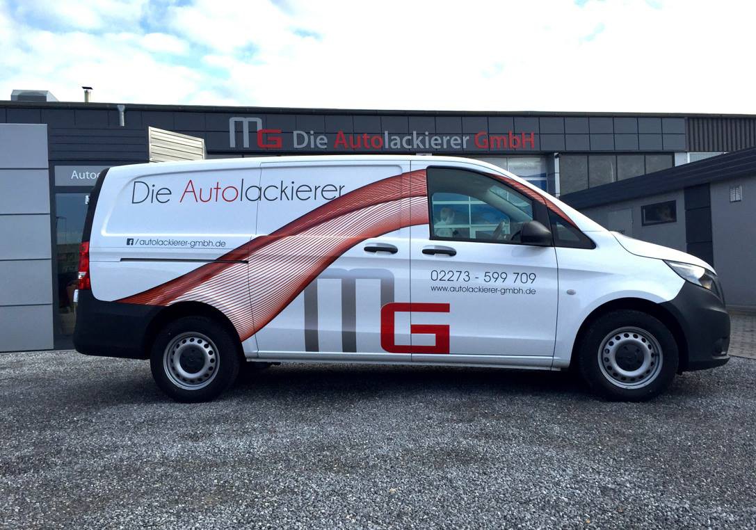 Von 123Folie beschrifteter Transporter für MG Autolackierer